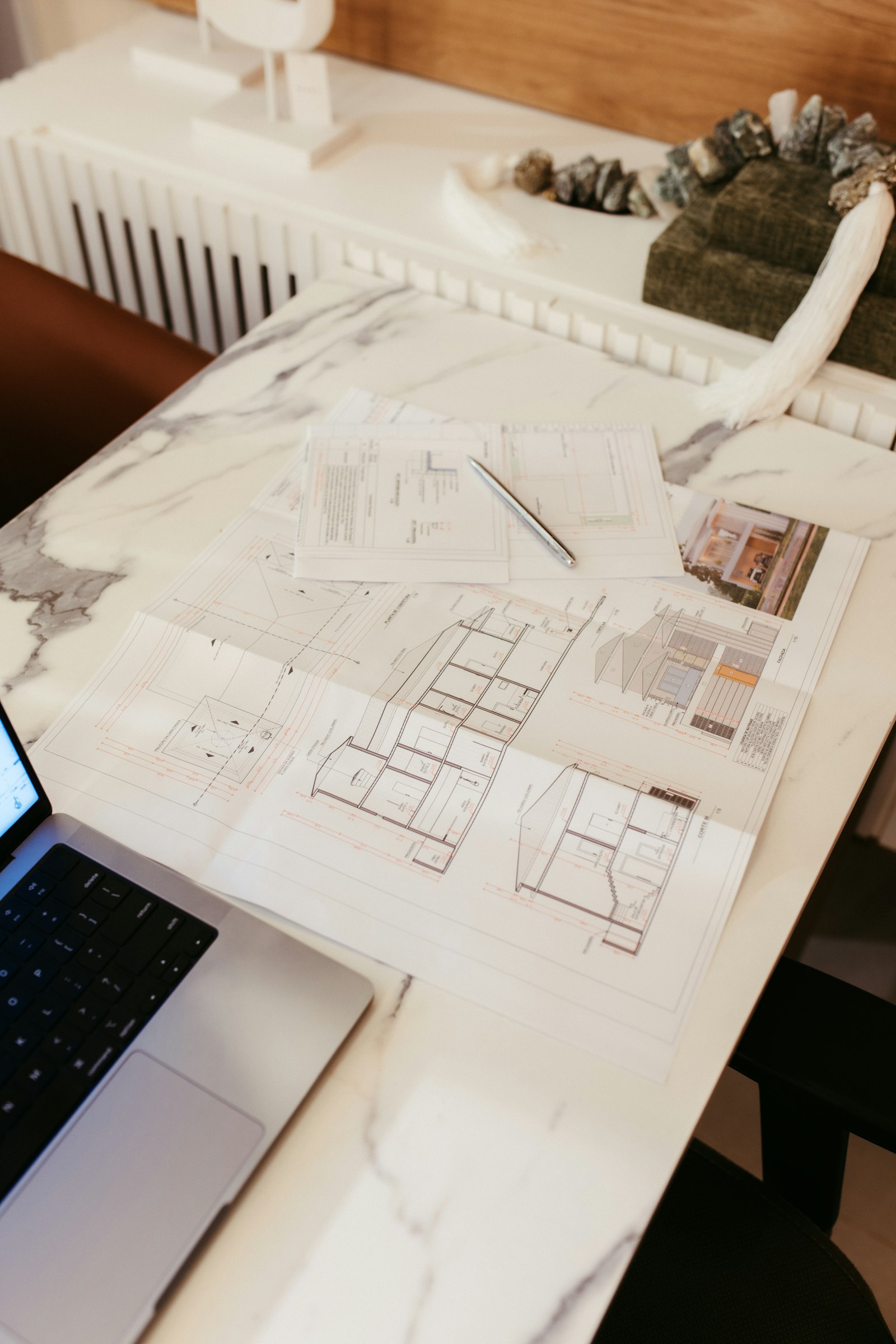 Plans d'architecture et ordinateur portable sur un bureau