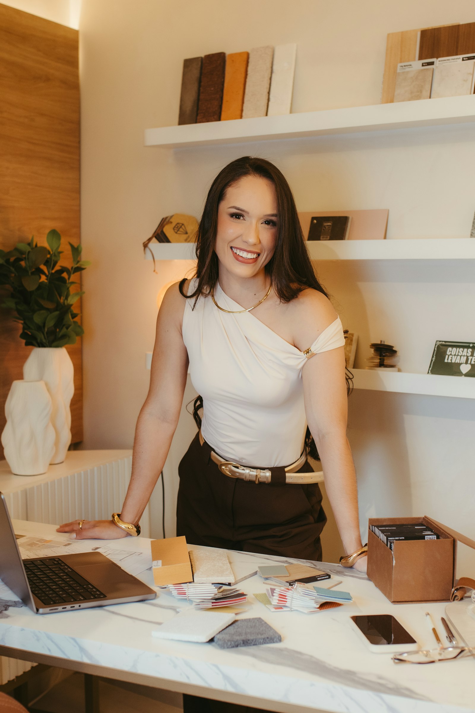 Femme derrière un bureau avec des échantillons de design