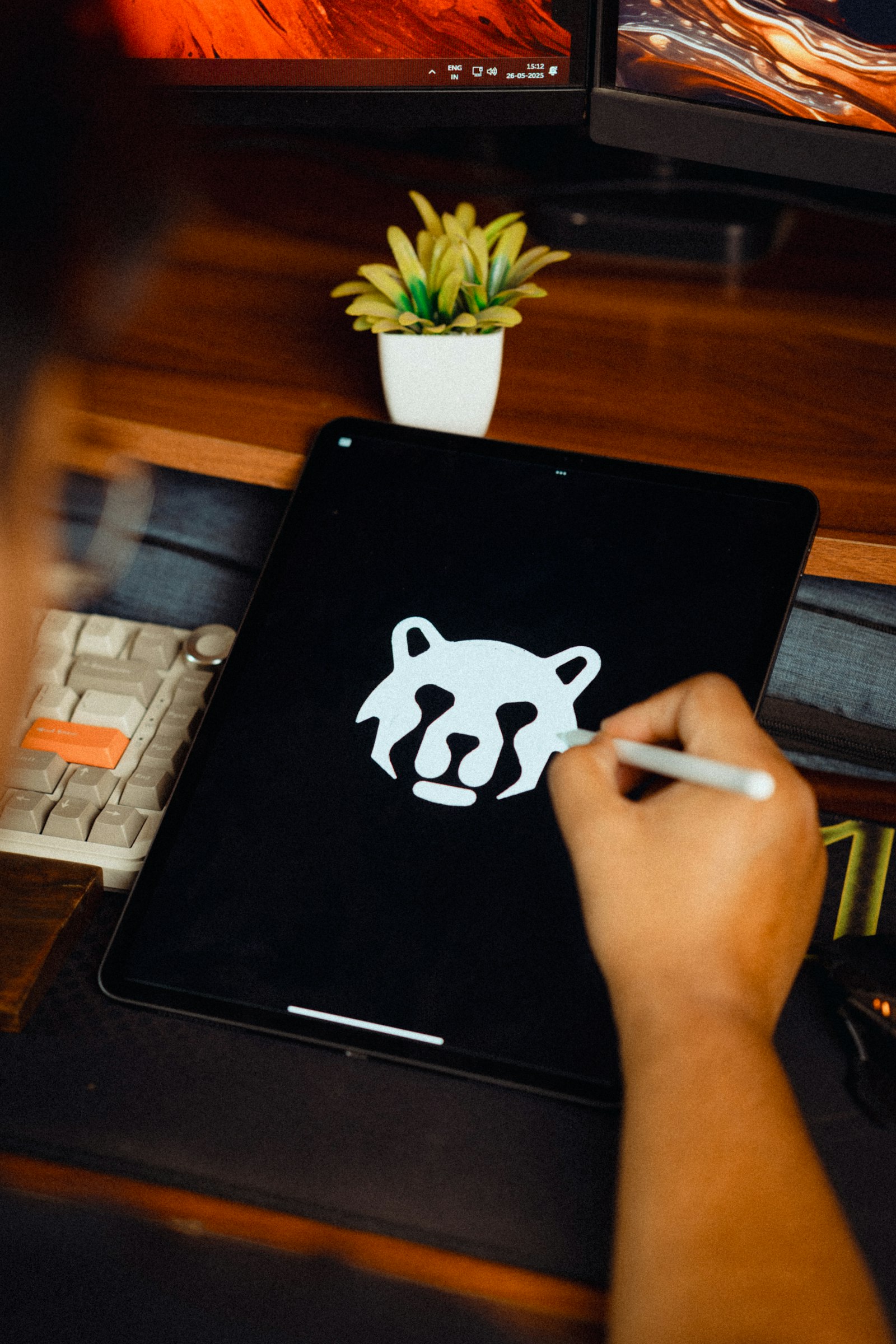 Personne dessinant un logo sur une tablette