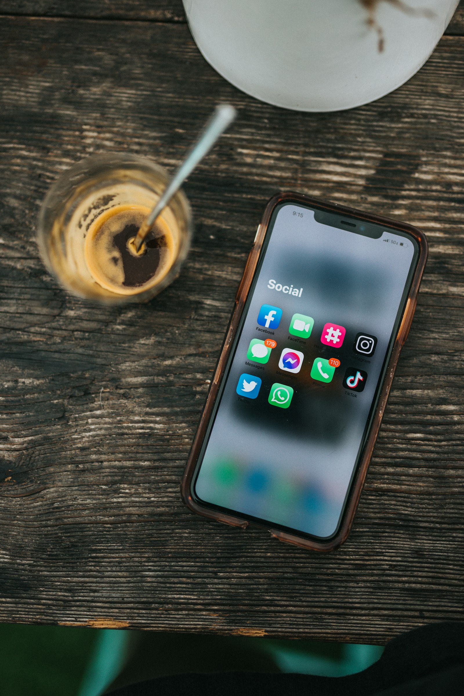 Personne tenant un smartphone affichant un réseau social