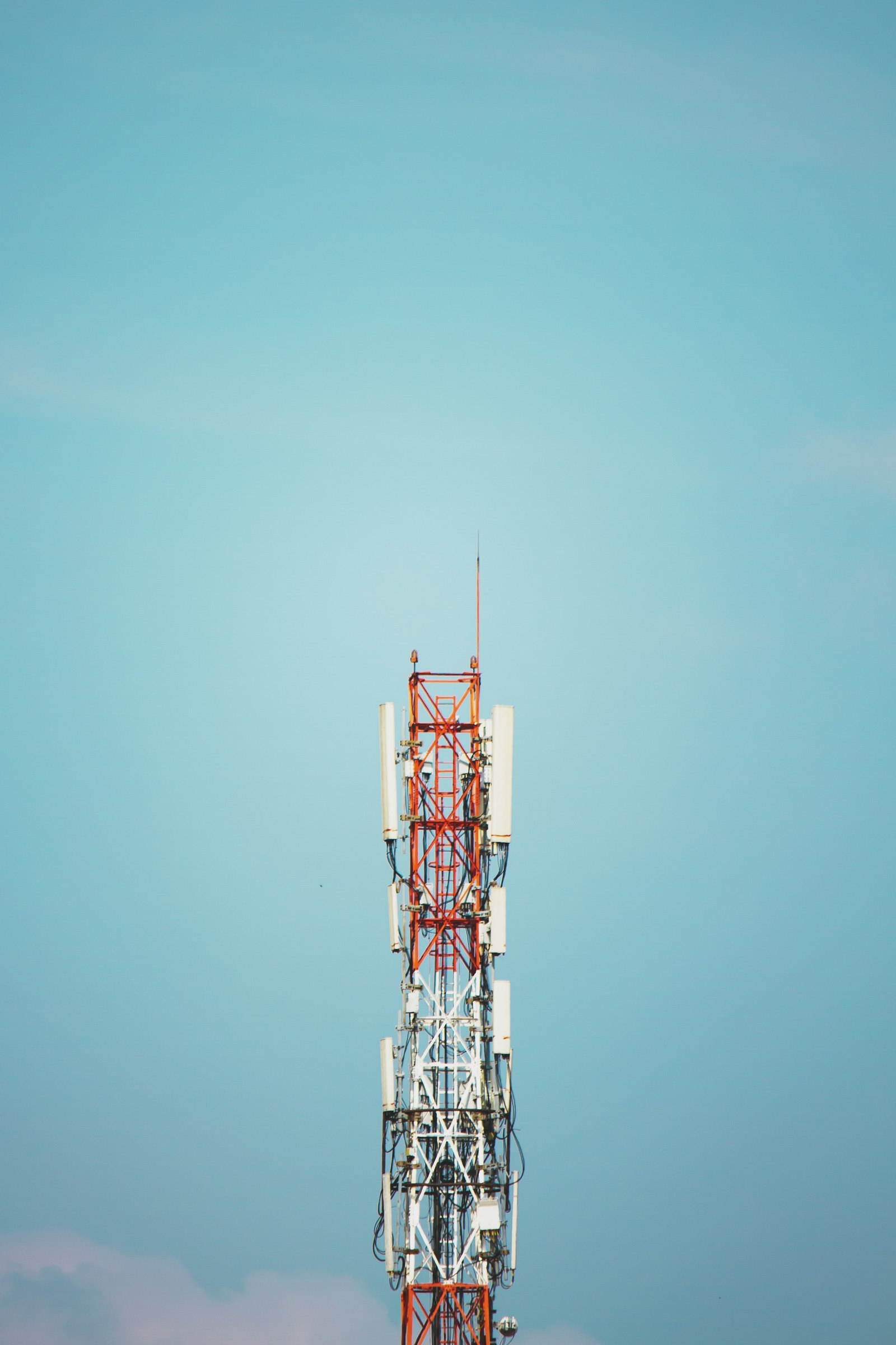 Pylône de télécommunications équipé d'antennes