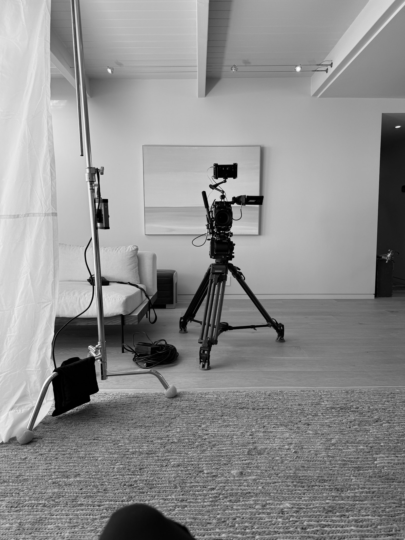 Caméra sur trépied dans un studio